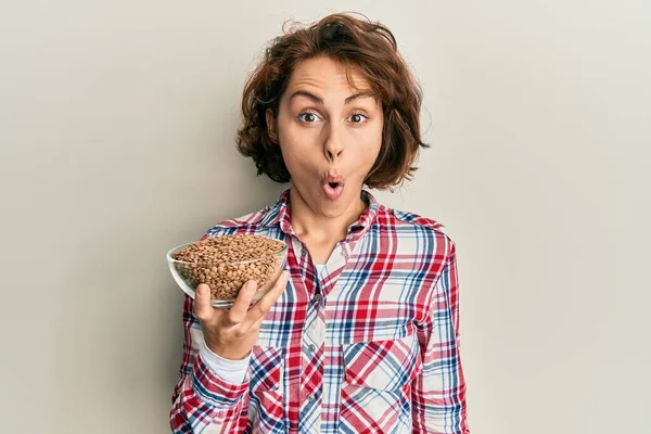 Jeune Femme Brune Tenant Bol Avec Des Lentilles Effrayées Étonnées — Photo