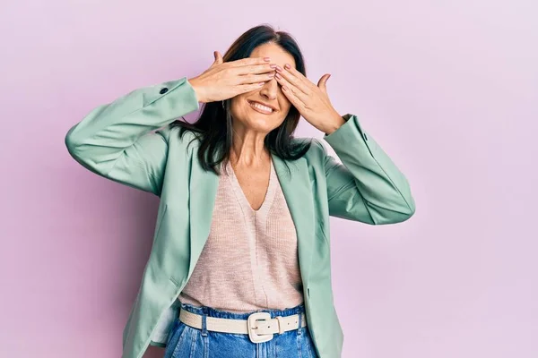 Mujer Morena Mediana Edad Vistiendo Ropa Casual Cubriendo Los Ojos — Foto de Stock