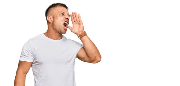 Handsome Muscle Man Wearing Casual White Tshirt Shouting Screaming Loud — Stock Photo, Image