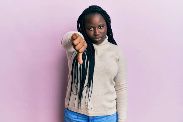 Jovem Mulher Negra Com Tranças Vestindo Camisola Inverno Casual Olhando — Fotografia de Stock