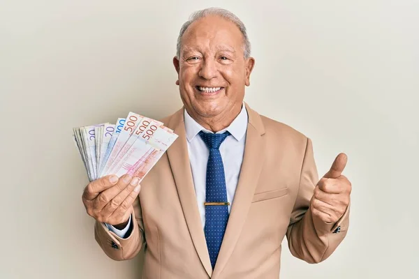 Hombre Caucásico Mayor Sosteniendo Billetes Corona Sueca Sonriendo Feliz Positivo —  Fotos de Stock