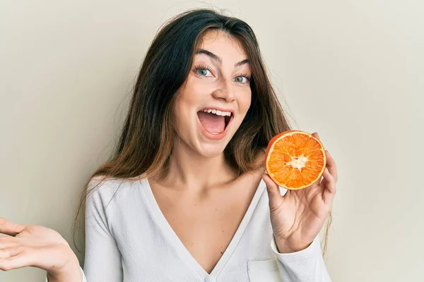 Junge Kaukasische Frau Mit Frischem Orangenstück Feiert Errungenschaften Mit Glücklichem — Stockfoto