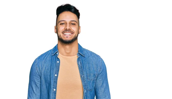 Mladý Arabský Muž Sobě Ležérní Oblečení Vypadá Pozitivně Šťastně Stojící — Stock fotografie