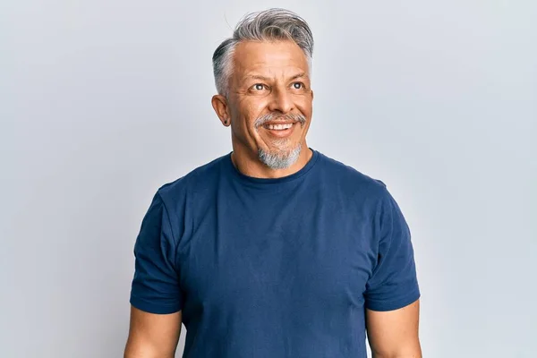 Hombre Pelo Gris Mediana Edad Que Usa Ropa Casual Mirando —  Fotos de Stock