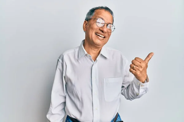 Homem Indiano Meia Idade Vestindo Roupas Casuais Óculos Sorrindo Com — Fotografia de Stock