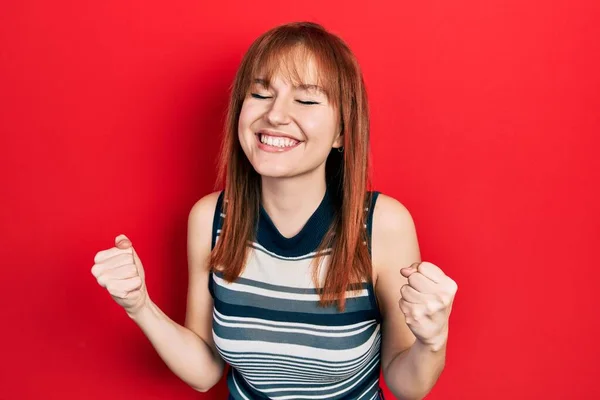 Kızıl Saçlı Genç Kadın Rahat Tişört Giyiyor Çok Mutlu Heyecanlı — Stok fotoğraf