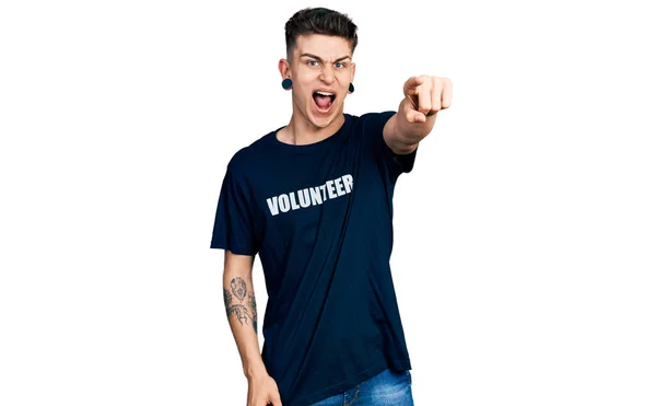 Jonge Blanke Jongen Met Oren Dilatatie Dragen Vrijwilliger Shirt Wijzen — Stockfoto