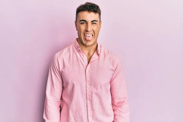 Joven Hispano Vistiendo Ropa Casual Sacando Lengua Feliz Con Expresión — Foto de Stock