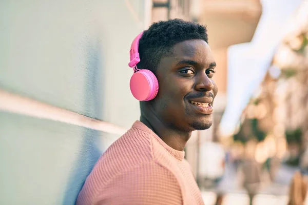 Jovem Afro Americano Sorrindo Feliz Usando Fones Ouvido Cidade — Fotografia de Stock