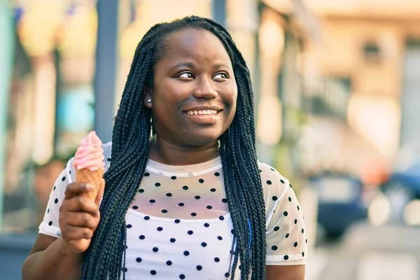 Fiatal Afro Amerikai Mosolyog Boldog Eszik Fagylaltot Városban — Stock Fotó