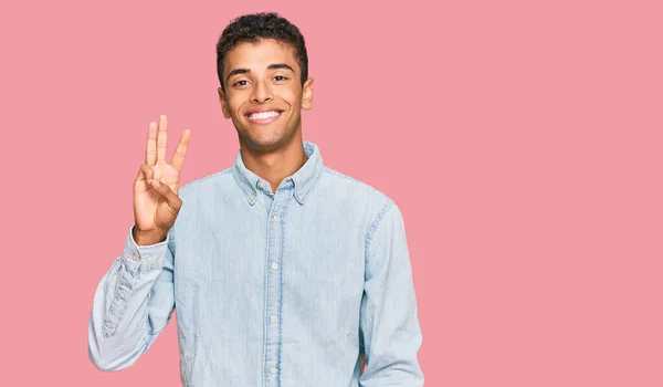 Jovem Bonito Homem Afro Americano Vestindo Roupas Casuais Mostrando Apontando — Fotografia de Stock