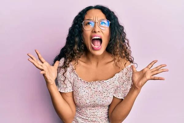 Mladá Latinská Žena Neformálním Oblečení Brýlích Šíleně Šíleně Křičela Křičela — Stock fotografie