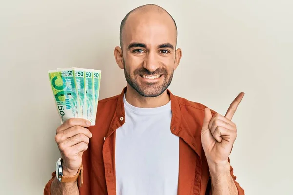 Genç Spanyol Adam Srail Şekeri Tutuyor Banknotlar Gülümsüyor Mutlu Bir — Stok fotoğraf