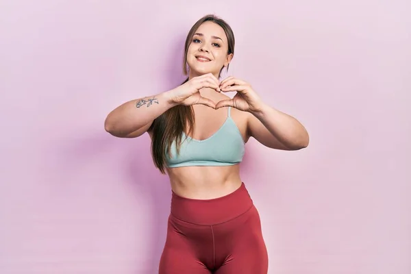 Ung Latinamerikansk Flicka Klädd Sportkläder Ler Förälskad Gör Hjärta Symbol — Stockfoto