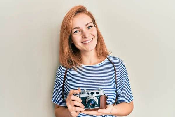 Mulher Caucasiana Jovem Segurando Câmera Vintage Olhando Positivo Feliz Sorrindo — Fotografia de Stock