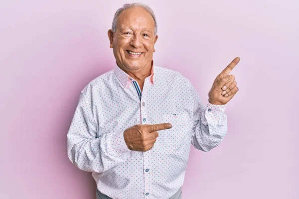 Homem Caucasiano Sênior Vestindo Roupas Casuais Sorrindo Olhando Para Câmera — Fotografia de Stock