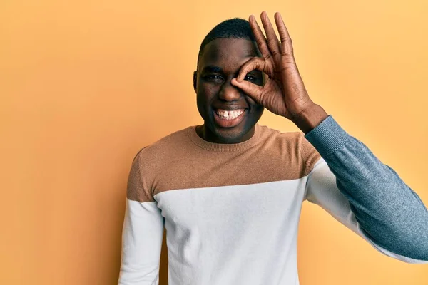 Jovem Afro Americano Vestindo Roupas Casuais Fazendo Gesto Com Mão — Fotografia de Stock