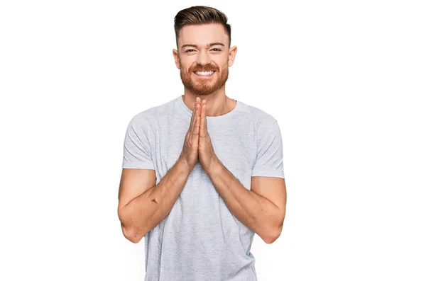 Jeune Homme Rousse Portant Shirt Gris Décontracté Priant Avec Les — Photo