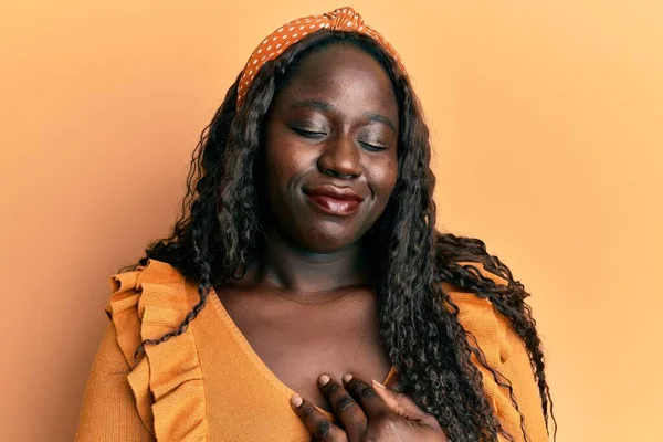 Африканская Молодая Женщина Повседневной Одежде Жёлтом Фоне Улыбается Закрытыми Глазами — стоковое фото