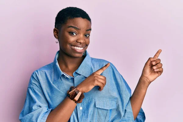 Jonge Afrikaanse Amerikaanse Vrouw Dragen Casual Kleding Glimlachen Kijken Naar — Stockfoto