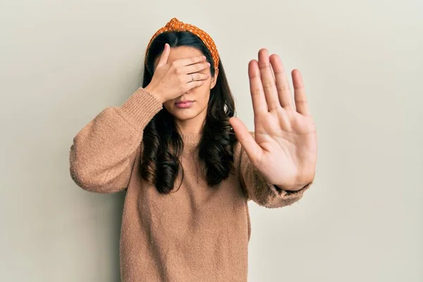 Mujer Hispana Joven Vestida Con Ropa Casual Cubriendo Los Ojos —  Fotos de Stock