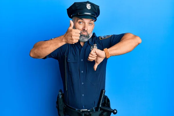 Hombre Guapo Mediana Edad Con Uniforme Policía Haciendo Pulgares Arriba —  Fotos de Stock