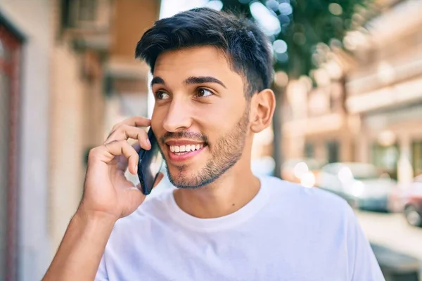 Jovem Latino Sorrindo Feliz Falando Smartphone Andando Cidade — Fotografia de Stock