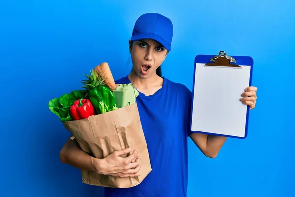 Jeune Femme Hispanique Portant Uniforme Coursier Avec Des Produits Épicerie — Photo