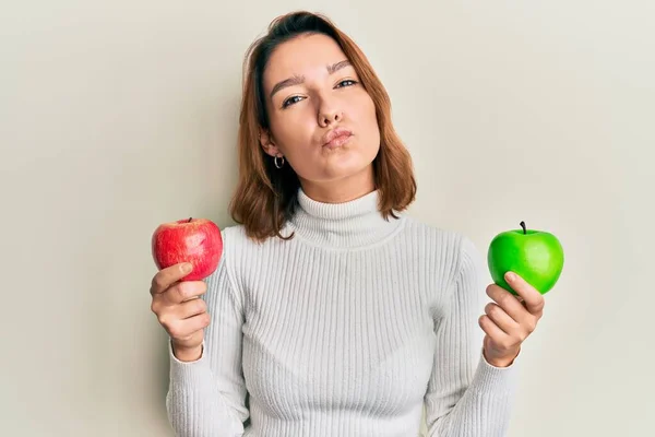 Junge Kaukasische Frau Mit Rotem Und Grünem Apfel Die Die — Stockfoto