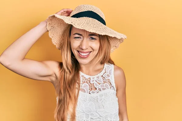 Yazlık Şapka Takan Genç Beyaz Kadın Soru Sorup Şaşırıyor Şüpheyle — Stok fotoğraf