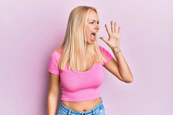 Chica Rubia Joven Con Ropa Casual Gritando Gritando Fuerte Lado —  Fotos de Stock