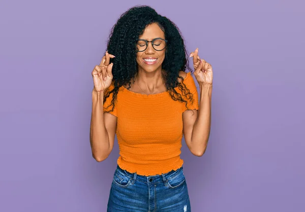 Mulher Afro Americana Meia Idade Vestindo Roupas Casuais Óculos Gesticulando — Fotografia de Stock