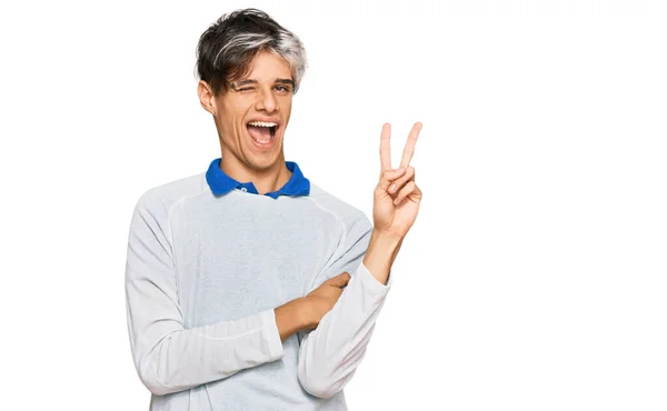 Jovem Hispânico Vestindo Roupas Casuais Sorrindo Com Rosto Feliz Piscando — Fotografia de Stock