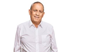 Zarif beyaz gömlek giyen yakışıklı bir adam kameraya seksi bir ifadeyle bakıyor, neşeli ve mutlu bir yüzü var.. 