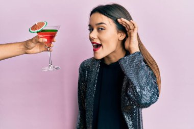 Seksi parti ceketi giyen ve İspanyol kolu olan genç bir kız kulağına fısıldayarak kokteyl sunuyor ve dedikodu ya da dedikoduları dinliyor. Sağırlık kavramı. 