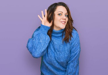 Genç ve cüsseli bir kadın. Günlük giysiler giyip, sırıtarak dedikodu ve dedikodulara kulak misafiri oluyor. Sağırlık kavramı. 