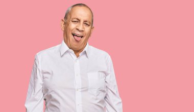 Zarif beyaz gömlek giyen yakışıklı son sınıf öğrencisi komik bir ifadeyle dilini dışarı çıkartıyor. duygu kavramı. 