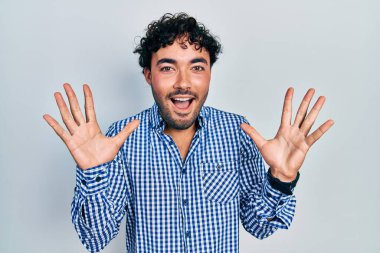 Sıradan kıyafetler giyen genç İspanyol adam çılgın ve başarıyı kollarını kaldırıp heyecanla haykırarak kutluyor. Kazanan konsept 