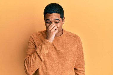 Genç, yakışıklı İspanyol bir adam sıradan bir kazak giyiyor. Kokuşmuş, iğrenç, dayanılmaz bir koku alıyor. Parmakları burnunda nefesini tutuyor. Kötü kokuyor. 