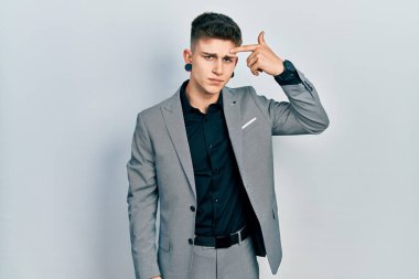 Kulakları genişlemiş, iş ceketi giymiş, alnındaki sivilceden memnun olmayan, siyah başlıklı, çirkin enfeksiyonlu beyaz bir çocuk. sivilce ve deri problemi 