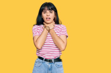 Günlük kıyafetler giyen genç İspanyol kız boğularak can yaktığı için bağırıyor. Sağlık problemi. Boğulma ve intihar konsepti. 