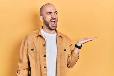 Avuç içleri açık genç bir adam elinde kızgın ve kızgın bir şey tutuyordu. Öfkeli ve öfkeliydi. Öfkeliydi. öfke ve agresif konsept. 