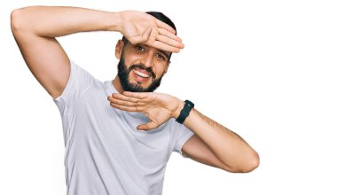 Sakallı, günlük beyaz tişörtlü, neşeli gülümseyen, elleri havada bir ufaklığa bakan genç bir adam. Şaşırdım ve çıktım. 