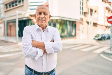 Son sınıf öğrencisi gülümseyerek şehirde mutlu mesut yürüyor..