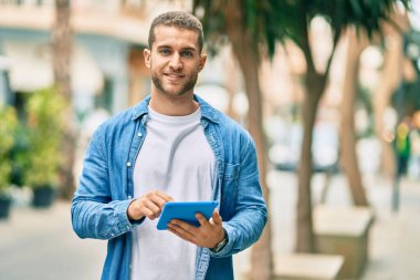 Şehre dokunarak gülümseyen beyaz bir genç..