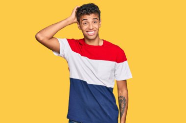 Genç, yakışıklı, Afro-Amerikan bir adam günlük giysiler giyiyor. Kafasını karıştırıyor ve soru soruyor. Şüpheyle kararsız, kafa kafaya düşünerek. Düşünceli kavram. 