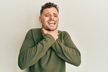 Günlük kıyafetler giymiş genç İspanyol adam bağırıyor ve boğularak ölüyor çünkü acı verici bir boğulma. Sağlık problemi. Boğulma ve intihar konsepti. 