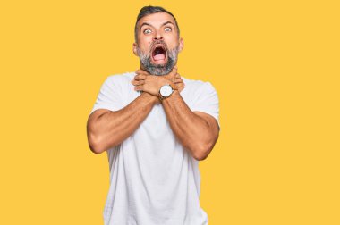 Orta yaşlı, beyaz tişört giyen yakışıklı bir adam boğularak öldü diye bağırıyor. Sağlık problemi. Boğulma ve intihar konsepti. 