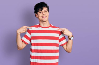 Yakışıklı hippi, sıradan çizgili tişört giyen, kendine güvenen, yüzünde gülümseme olan, kendini gururlu ve mutlu gösteren bir genç.. 