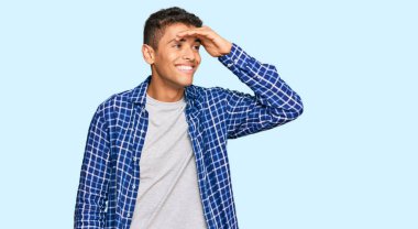 Genç, yakışıklı, Afro-Amerikan bir adam. Günlük kıyafetler giyiyor. Çok mutlu ve gülümsüyor. arama kavramı. 